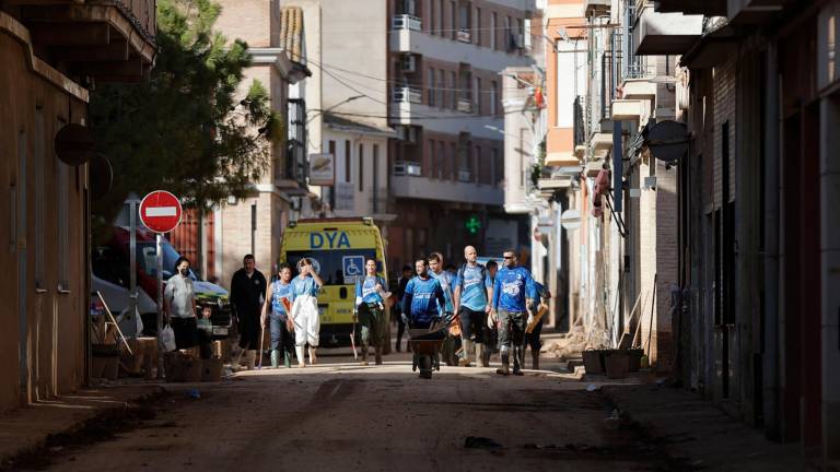 Un grupo de voluntarios en Massanassa. Foto: EFE