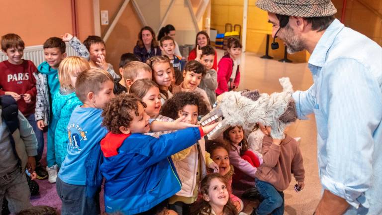 Els infants escoltant les històries que els explicava Joan Rionés. foto: marc bosch