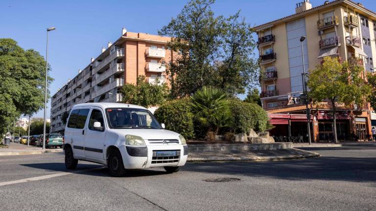 Cuando los coches llegan a las glorietas o a los pasos de peatones, frenen de golpe. Foto: Àngel Ullate