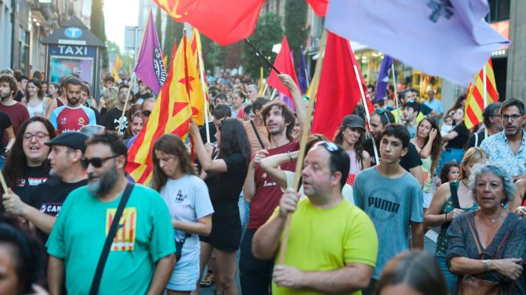 Los asistentes de la manifestación independentista a su llegada a la Plaça Prim desde la calle Sant Joan, este domingo en Reus. Foto: Alba Mariné