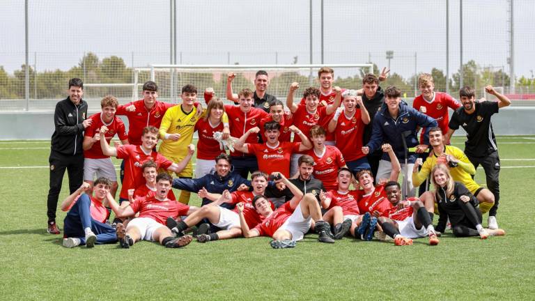 El Juvenil A del Nàstic celebra el ascenso conseguido a División de Honor en el 2024. Foto: Àngel Ullate