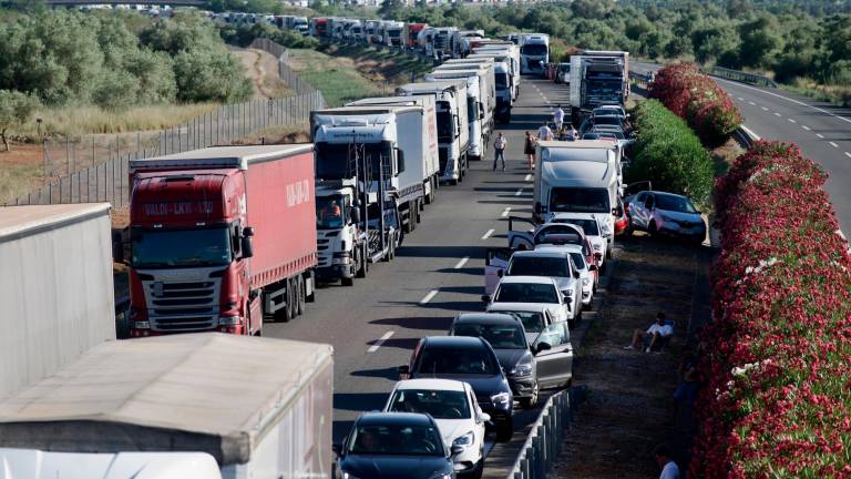 El accidente de tráfico provoca que la autopista esté cortada en Terres de l’Ebre. Foto: Joan Revillas/DT