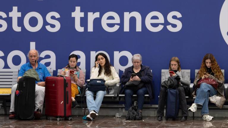 El servicio de las líneas C1, C2 y C3 de cercanías que ha arrancado esta mañana mediante tren y autobús. Foto: EFE