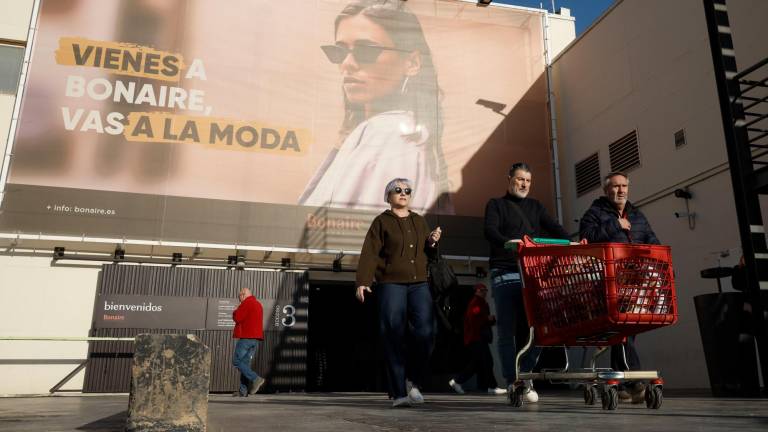 Unos clientes salen del centro comercial Bonaire en Aldaia (Valencia), este viernes. El recinto, que resultó afectado por las inundaciones de la Dana del pasado 29 de octubre, ha reabierto este viernes sus primeros locales, pero no será hasta febrero cuando abra en su totalidad. Foto: EFE