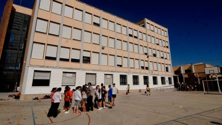 Un dels centres que podria perdre una línia és l’Institut Dertosa, antic Joaquín Bau. Foto: J. Revillas