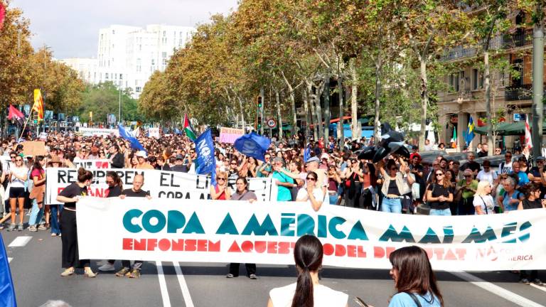 Los manifestantes han criticado la inversión pública en el evento, la masificación turística y han reivindicado que la ciudad “no se vende”. Foto: ACN