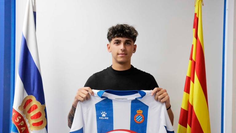 Rubén Maya posa con la camiseta del RCD Espanyol