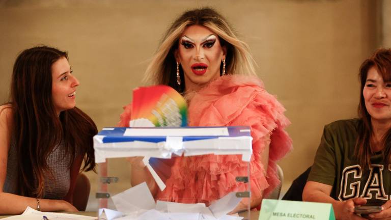La “drag queen” Pitita, lista para su actuación de esta noche, preside una mesa en el colegio electoral montado en la Universidad de Barcelona. Foto: EFE