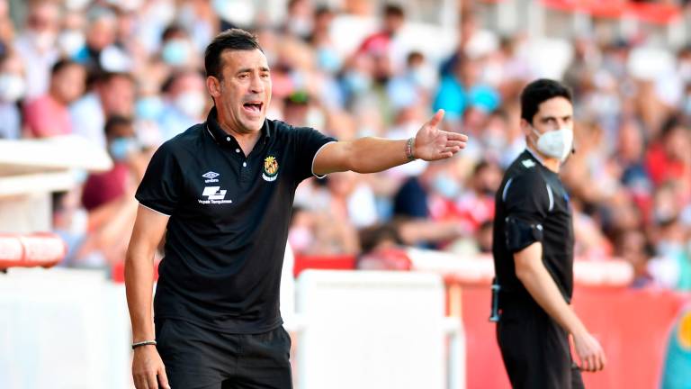 Raül Agné da instrucciones en un encuentro en el Nou Estadi. Foto: Fabian Acidres