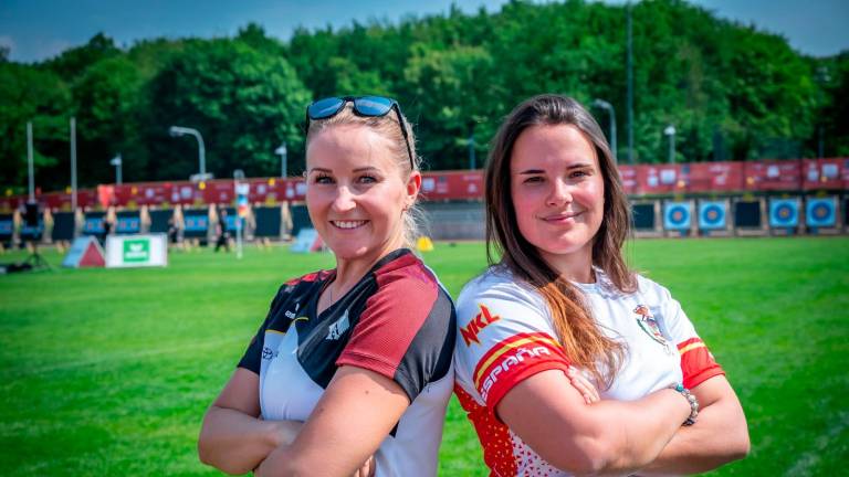 Katherina Bauer y Elia Canales, antes de la final. FOTO: World Archery
