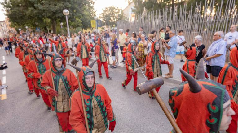 Los miembros del Ball de Diables de Vila-seca abrieron la comitiva festiva. Foto: Àngel Ullate