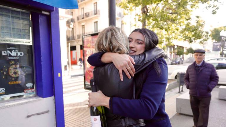 $!Administradora y trabajadora de la Administración de Tarragona abrazándose. Foto: Marc Bosch