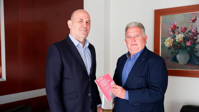 L’autor del llibre, Joan Antoni Domènech; i el president de la Cambra de Comerç de Reus, mario Basora. FOTO: Alba Mariné