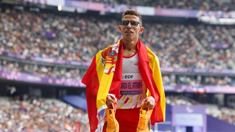 Ouhdadi, campeón paralímpico de 5.000 metros en París. Foto: EFE