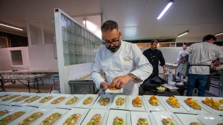 La cena contó con una concurrida asistencia y la colaboración de todas los restauradores con estrella Michelín de la demarcación. Fotos: Marc Bosch