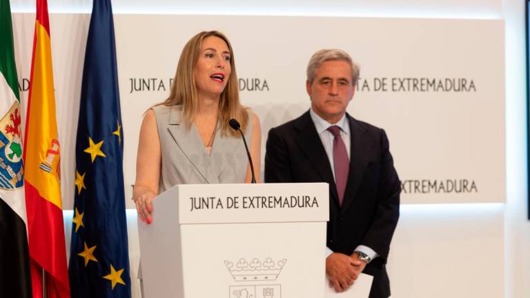 La presidenta de Extremadura, María Guardiola, y el consejero de Vox en el Gobierno de la Junta de Extremadura, Ignacio Higuero. Foto: EFE/ Jero Morales