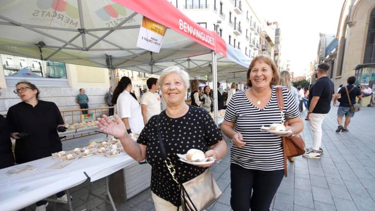 Gente de todas las edades acudió a por su trozo de pastel. Foto: Marc Bosch