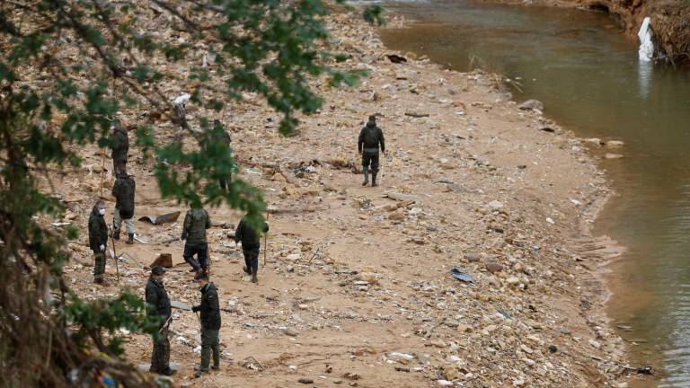 Militares buscan cuerpos en Valencia. Foto: EFE