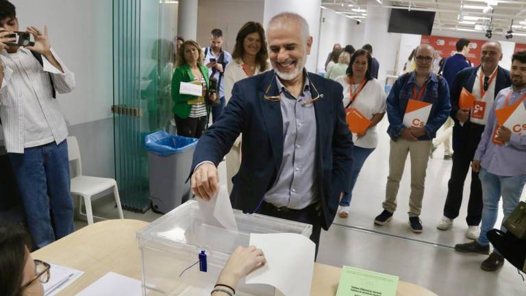 El canidato de Cs, carlos Carrizosa, votando durante este 12-M. Foto: Jordi Pujolar/ACN