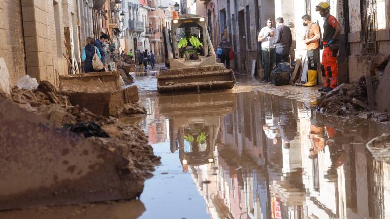 Tareas de limpieza y retirada del lodo en Paiporta (Valencia) este lunes. La última actualización de datos oficiales sobre los efectos de la DANA y las devastadoras inundaciones del pasado 29 de octubre ha elevado a 222 el número de víctimas mortales confirmadas en toda España, y ha situado en 36.803 el número de personas que han sido rescatadas, 82 de ellas en las últimas horas. Foto: EFE