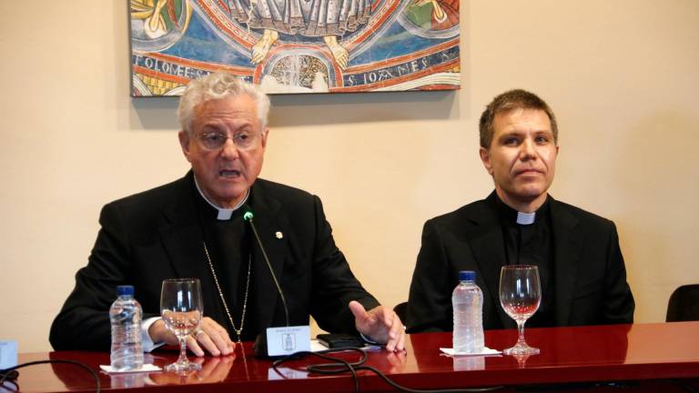 El nuevo obispo coadjutor de Urgell, monseñor Josep-Lluís Serrano Pentinat, a la izquierda; junto al actual obispo urgelense, monseñor Enric Vives. Foto: ACN