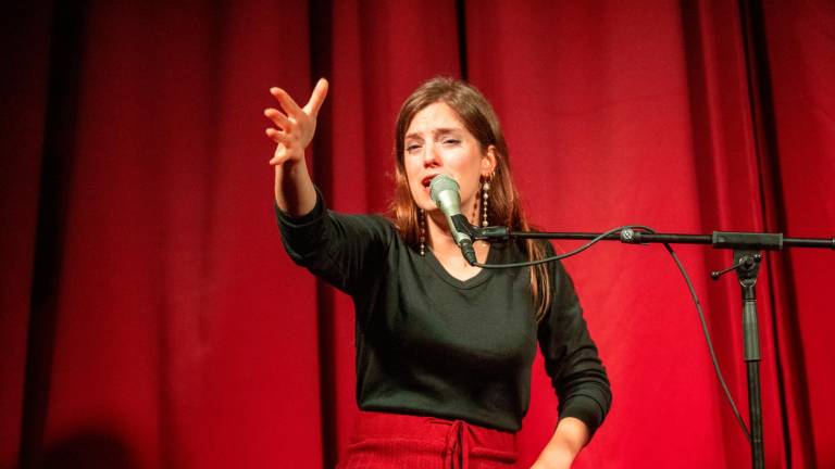 $!La cantante Magalí Sare durante el concierto. FOTO: MARC BOSCH