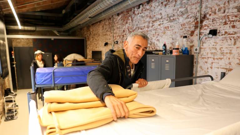 Ahmed El Hathat, a l’habitació del Centre Social El Roser on hi va fer una primera estada abans d’entrar a l’actual pis compartit. FOTO: Alba Mariné