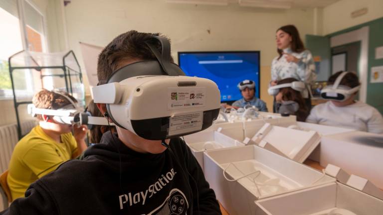 $!Un alumno de la escuela de Miravet con las gafas de realidad virtual a punto de iniciar el ‘tour’ por la Casa Canals. FOTO: JOAN REVILLAS