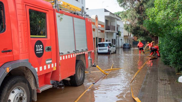 Bomberos achicando el agua acumulada en La Móra. Foto: Marc Bosch