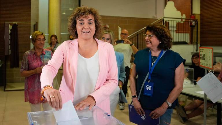 La cabeza de lista del PP al Parlamento Europeo, Dolors Montserrat, vota en las elecciones al Parlamento Europeo en Sant Sadurní d'Anoia este domingo. Foto: EFE