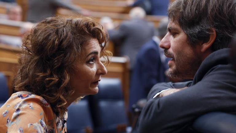 La vicepresidenta primera y Ministra de Hacienda y de Función Pública, María Jesús Montero y el min istro de Cultura Ernest Urtasun a su llegada a la sesión de control al Gobierno celebrada este miércoles en el Congreso. Foto: EFE