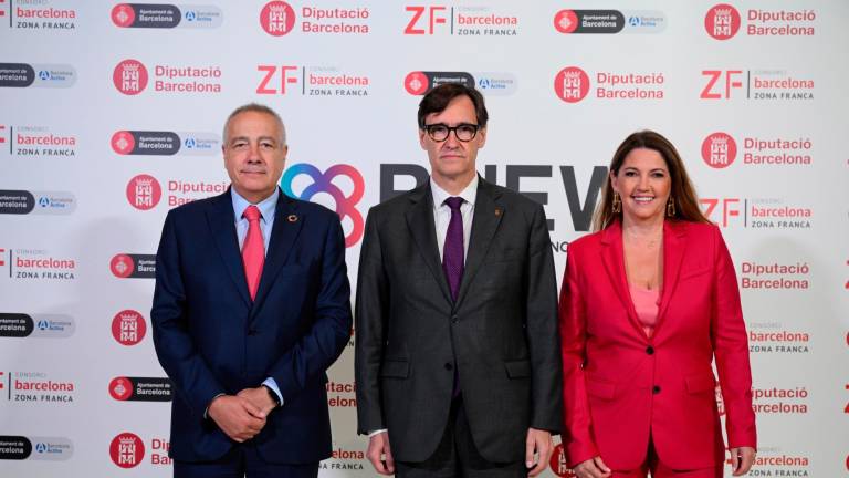 $!El delegado especial del Estado en el Consorci de la Zona Franca de Barcelona (CZFB), Pere Navarro, el presidente de la Generalitat de Catalunya, Salvador Illa y la directora general de la entidad, Blanca Sorigué. Foto: Cedida