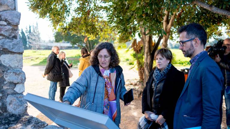 Mònica Borrell y Dolors Fortuny, junto a Jordi Medina, en Centcelles. foto: Alba Mariné