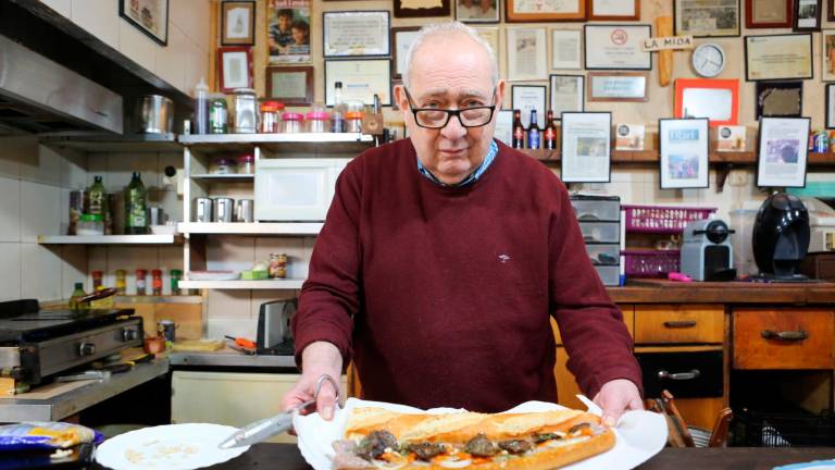 Eduard Boada, en el bar que lo encumbró a la fama de Tarragona y que cerró en 2019. Foto: Alba Mariné