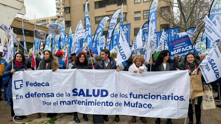 Sindicatos de funcionarios han reclamado ante la sede de Muface en Madrid una solución urgente ante la situación de la licitación de la asistencia sanitaria. efe