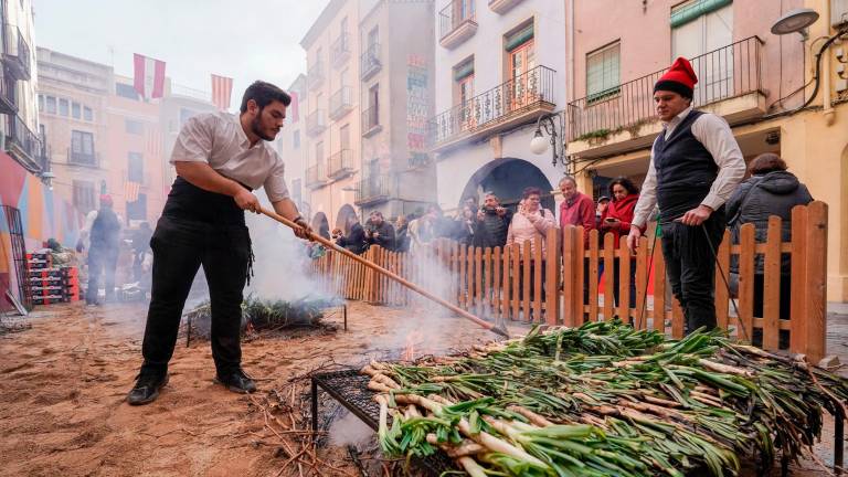 Durant tot el dia es podrà veure com es couen els calçots per diferents carrers del municipi, i també menjar-ne. Foto: Marc Bosch Bernal