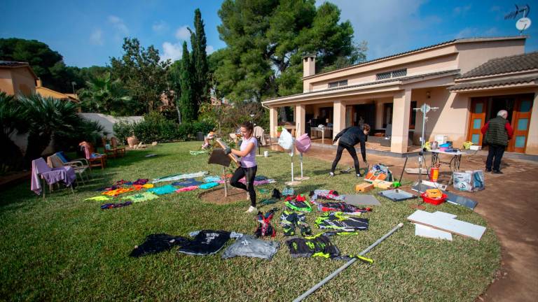 Los vecinos sacando la ropa al jardin para que se secase. Foto: Marc Bosch