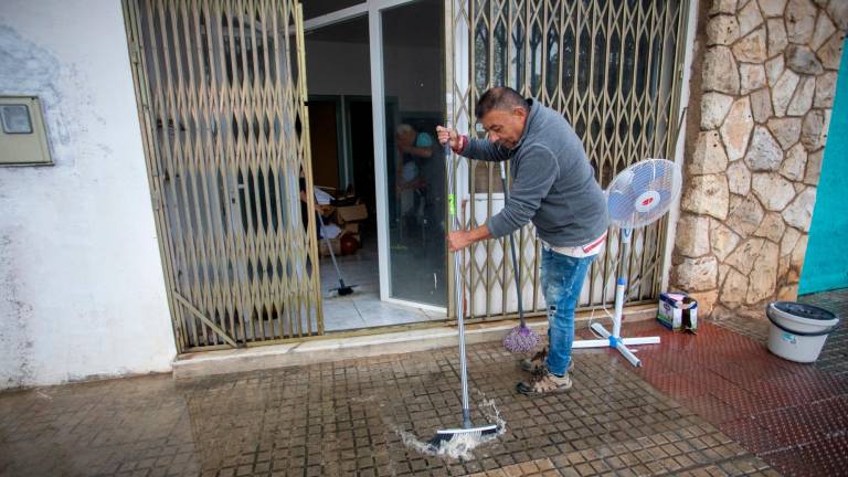 Imagen de una tienda inundada en Tarragona tras el paso de la DANA. Foto: Marc Bosch