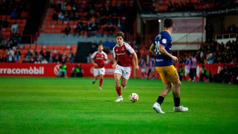 David Concha conduce el cuero frente al Andorra. Foto: Marc Bosch