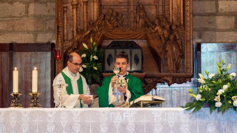 El bisbe coadjutor d’Urgell, el tivissà Josep-Lluís Serrano Pentinat, va oficiar la missa al poble de la Ribera d’Ebre. foto: Joan Revillas