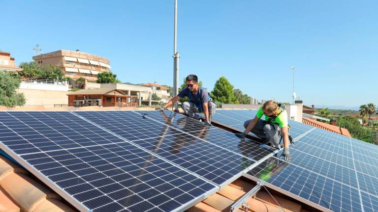 Los vecinos critican que fue el propio consistorio el que promovió la instalación de placas con las bonificaciones en el IBI. foto: Alba Mariné