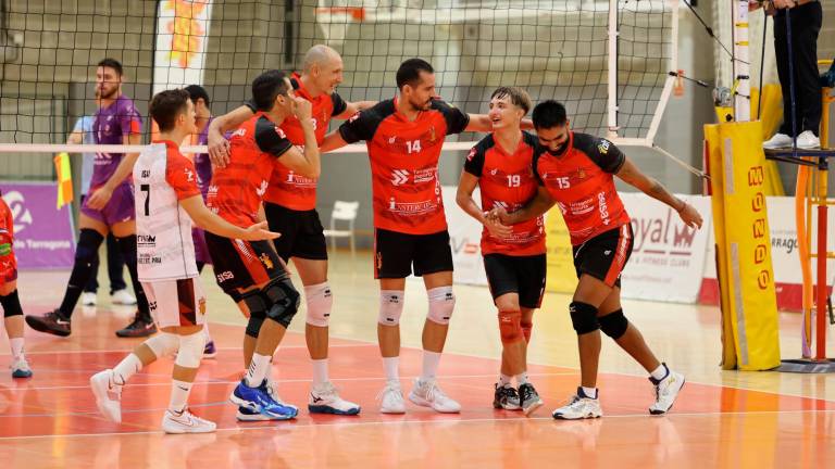 Los jugadores del SPiSP celebran un punto conseguido en su estreno. Foto: Alba Mariné