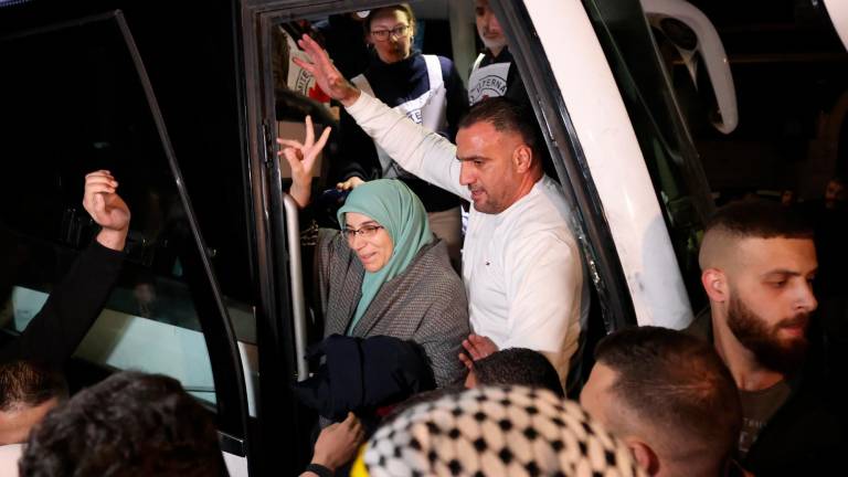 Los prisioneros palestinos liberados de la prisión militar israelí de Ofer son recibidos por sus familiares cuando llegan a Ramalah. Foto: EFE