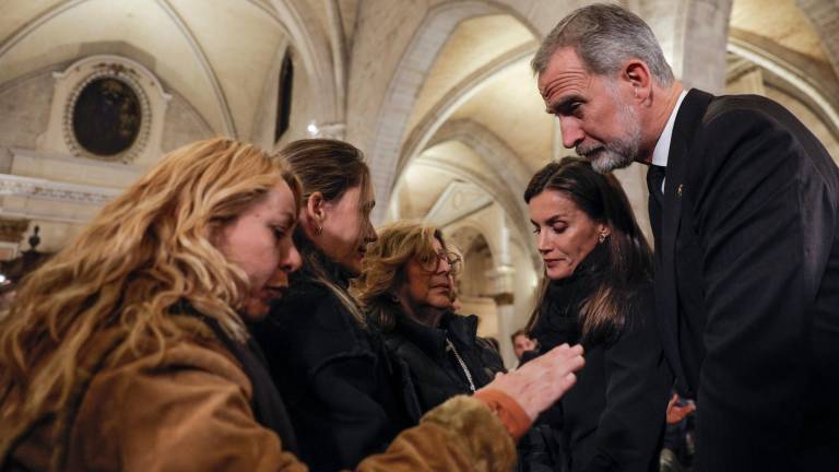 Los reyes dando el pésame a los familiares de la dana. Foto: EFE