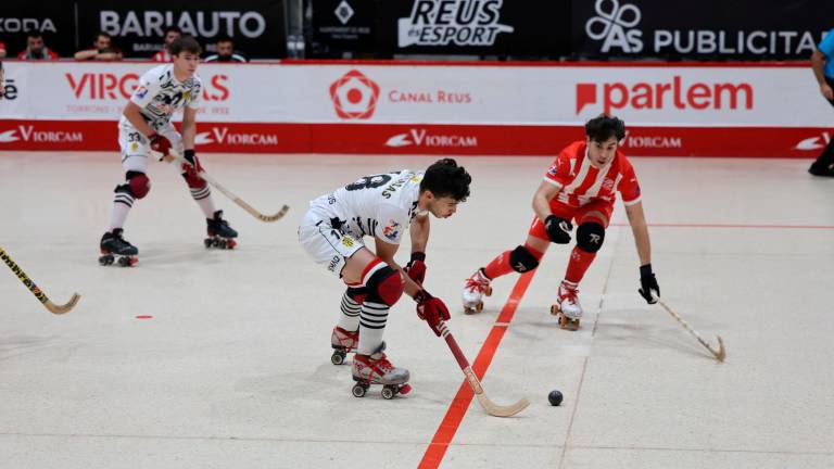 Martí Casas controla la bola durante una jugada del choque ante el Vic. Foto: Alba Mariné