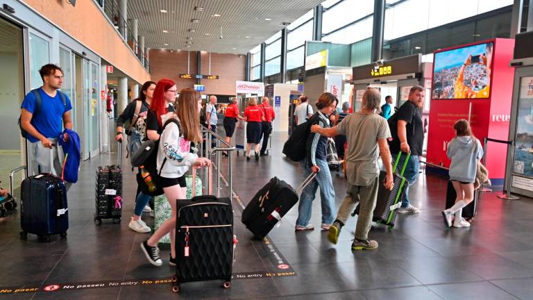 Imagen de varios viajeros en el Aeropuerto de Reus. Foto: Alfredo González
