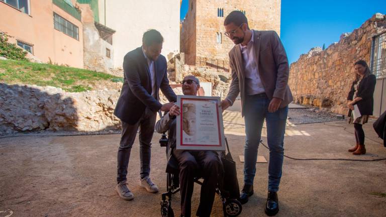 Antoni Pujol recibiendo el premio de parte del Alcalde, Rubén Viñuales y el concejal de Patrimoni, Nacho García. Foto: Marc Bosch