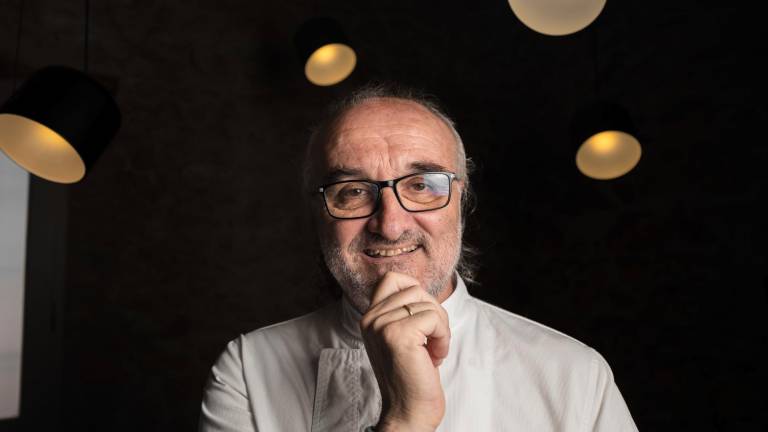 Jeroni Castell en la cocina de su restaurante ‘estrellado’ de Ulldecona. Foto: Àngel Ullate