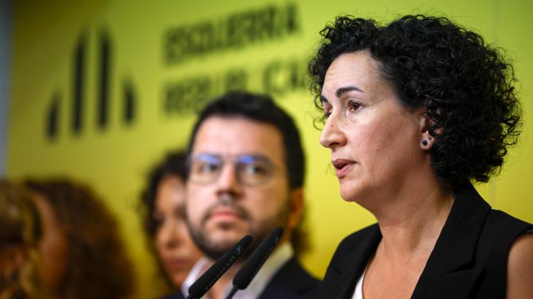 La secretaria general de ERC Marta Rovira (d) en la rueda de prensa donde anuncia que la militancia republicana ha avalado, con un 53,5 % de los sufragios emitidos en una consulta telemática, el acuerdo cerrado por la dirección del partido con el PSC para que los veinte diputados republicanos en el Parlament voten al socialista Salvador Illa como nuevo presidente de la Generalitat, hoy viernes en Barcelona. Foto: EFE