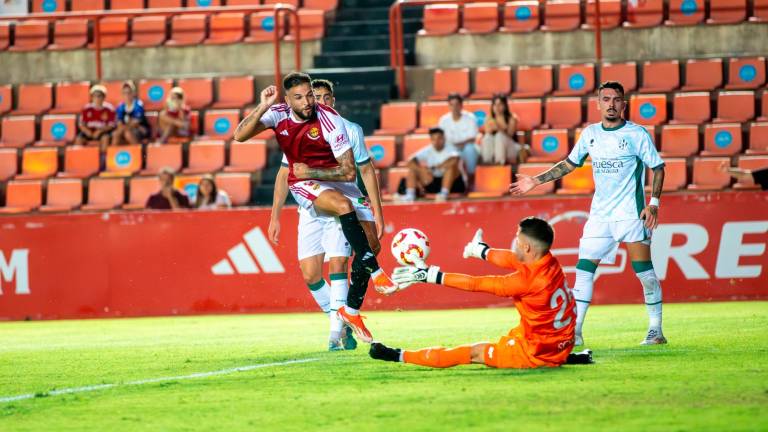 Antoñín Cortés remata a portería en el amistoso ante la SD Huesca del pasado verano. Foto: Marc Bosch